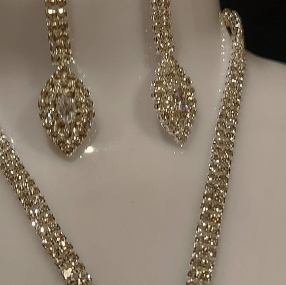 Bridal jewelry three piece set, elegant CZ floral design, luxurious wedding neck - Picture 7 of 13